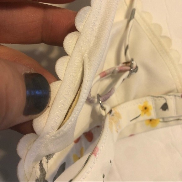 H&M Size 6 White Floral Scalloped Edge Adjustable Fit Padded Swim Bikini Top - Picture 6 of 10